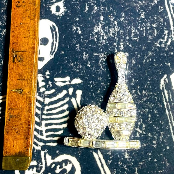 🖤 Vintage 🖤 Bowling Ball and Pin Rhinestone Brooch 🎳 - Picture 3 of 5